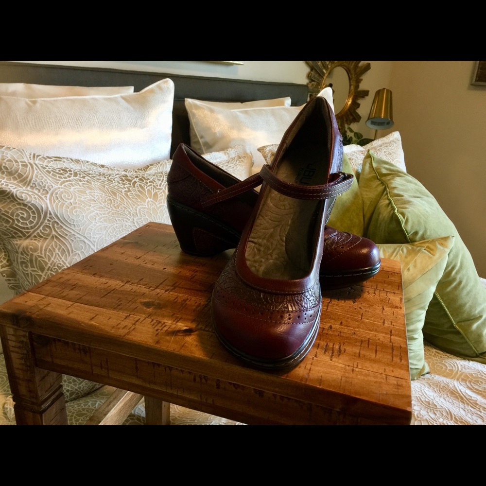 NWOT Jambu Memory Foam Mary Janes